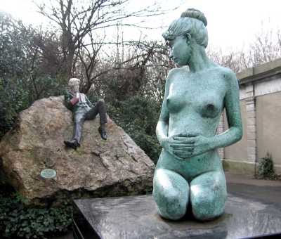 Statue of Oscar Wilde in Merrion Square
