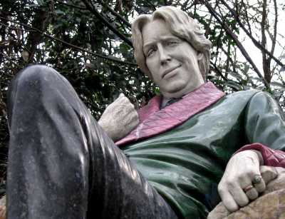 Statue of Oscar Wilde in Merrion Square