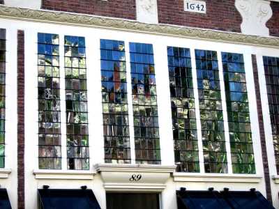 Plate glass windows of De Drie Hendricken