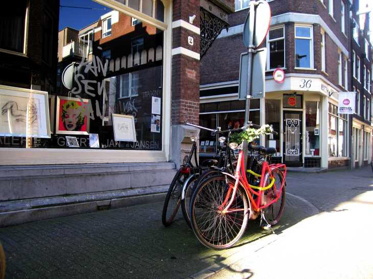 Bicycles outside Galerie Geert Jan Jansen, Tuindwarssrtaat